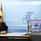Zapatero conversa con la misión española en Herat, durante una videoconferencia.