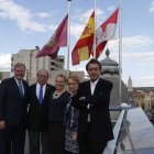 Silván, con Pedro José Díez y su esposa, María Jesús Soto y Javier García Prieto, en el Ayuntamiento. JESÚS