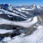 El glaciar Gorner y el Matterhor, en los Alpes suizos.