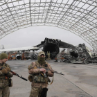 Militares ucranianos con el Antonov abatido cerca de Kiev. SERGEY DOLZHENKO