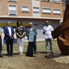Autoridades locales y provinciales inauguran la escultura que homenajea a los donantes de sangre en Cistierna. CAMPOS