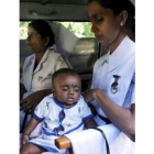 El «bebé 81» viaja en brazos de una enfermera