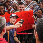 Marc Márquez (Honda) atiende a sus fans, en Sepang, tras el GP de Malasia.