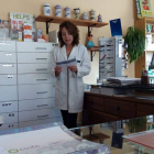 La farmacéutica de Santa Colomba de Somoza en una foto de archivo.
