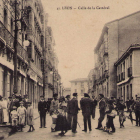 Arriba a la izquierda, calle de la Catedral, actual calle Ancha, en una foto de Germán Gracia de 1905. A la derecha, escena popular frente a San Marcos en una foto coloreada de 1900. Y debajo, el Puente de los Leones visto por Winocio Testera, entre 1900