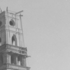 La última serie de imágenes de la Ponferrada de la Ciudad del Dólar ha tenido más de 30.000 visualizaciones en las redes sociales de la Biblioteca Municipal. En la nueva tanda, destaca una imagen de la construcción del campanario de la iglesia de San Ignacio a finales de los años cuarenta.