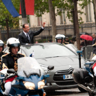 El nuevo presidente francés, François Hollande, a bordo del Citroën DS5 Híbrido.