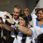 Zapatero se hace un selfie con trabajadoras del centro de mayores de Santa Marína del Rey