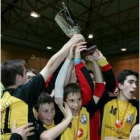 Los infantiles del Ademar levantan la copa de campeones