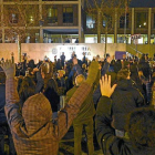 Los manifestantes no dejaron de corear consignas contra la construcción del bulevar.