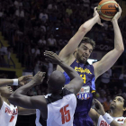 Pau Gasol coge un rebote ante la defensa de Angola.