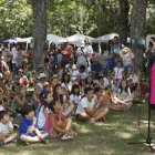 Los niños disfrutan con una actuación de magia. El grupo leonés Cosmética abrió las actuaciones musicales de festilánea. CAMPOS