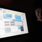 El ingeniero Fu Jia, ex alumno de la Universidad de León, maneja la plataforma que él mismo ha diseñado.