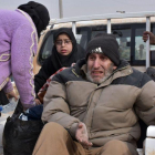 Familias sirias huyen de Alepo.