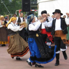 Grupo de bailarines de jota presente en las fiestas de Las Ventas el año pasado.
