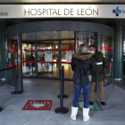 Controles en el acceso al hospital por la covid 19. DL | F. OTERO PERANDONES