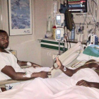 Eric Abidal recuperandose en el hospital tras la operación.