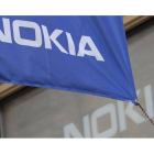 Bandera con el logo de Nokia en la tienda principal de la firma en Helsinki.