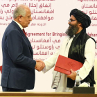 El representante de EE UU, Khalilzad y el cofundador de los talibanes, Ghani Baradar.