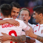 Gameiro celebra con Vitolo, Krohn-Dehli y Banega el triunfo.