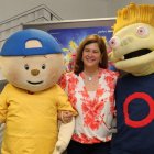 La concejala de Cultura, flanqueada ayer por Caillou y Lucho, de Los Lunnis. DL