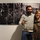 El peculiar artista Sebastián Román y la directora del Museo, Elvira Casado, delante de la ciudad de tecnología.