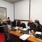 Familiares y amigos de los presos conversan con el presidente de la comisión de Régimen Foral.