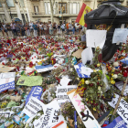 Ramos de flores, velas y dedicatorias a las víctimas del atentado del 17 de agosto. ALEJANDRO GARCÍA