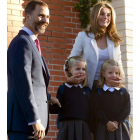 Los príncipes de Asturias junto a sus hijas, Leonor y Sofía, a su llegada al colegio.