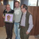 Miguel Fierro entrega el primer premio al burgalés Ricardo Ortiz.