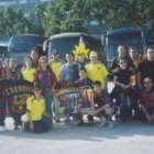 Los miembros de la Peña Barcelonista Roblana, en los alrededores del Nou Camp