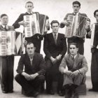 Pergentino al acordeón, y Rosario a la pandereta, en Truébano.