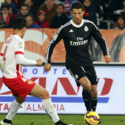 Cristiano Ronaldo intenta regatear a Ximo Navarro. El portugués anotó por partida doble.