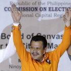 El expresidente Joseph Estrada celebra la victoria en las elecciones a la alcaldía de Manila.