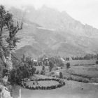 Corro de lucha leonesa en Valdeón en el año 1939, una de las fotografías tomadas en el valle por Albert Oliveras i Folch. ARCHIVO FOTOGRÁFICO DEL CENTRE EXCURSIONISTA DE CATALUNYA