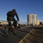 Un ciclista circula por el carril bici de la Univesidad.