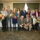 Foto de familia con los trabajadores homenajeados, las autoridades y los responsables de Tecmed