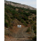 Cartel que impide el paso por el camino de titularidad pública.