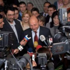 El actual presidente rumano, Traian Basescu, que ganó las elecciones, atiende a los medios.