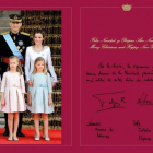 Interior de la postal, con una imagen de los Reyes y sus hijas el día de la coronación.