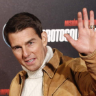 El actor Tom Cruise saluda a sus admiradores a su llegada al cine Callao de Madrid, donde se estrenó ayer la película.