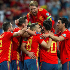 Los jugadores españoles celebraron el triunfo sobre Suecia que les acerca a la Eurocopa. RODRIGO JIMÉNEZ