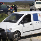 Un furgón judicial el pasado sábado en el lugar en el que se descubrió el cuerpo del homicida.