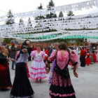La ambientación andaluza dio un gran colorido a la fiesta en la localidad de Fabero