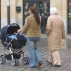 Dos mujeres extranjeras pasean a un bebé por una plaza de Astorga en una imagen de archivo