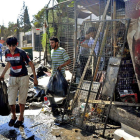 Un joven recoge los escombros del ataque producido ayer en Damasco.