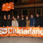 Los candidatos de Ciudadanos ayer, durante la pegada de carteles en León