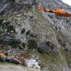 El complejo translado de materiales para arreglar la Ruta del Cares requiere el uso de un helicópter