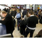 Varias personas presentan reclamaciones en los mostradores del aeropuerto de Madrid-Barajas.