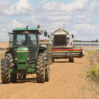 Un tractor en un campo de Payuelos. NORBERTO